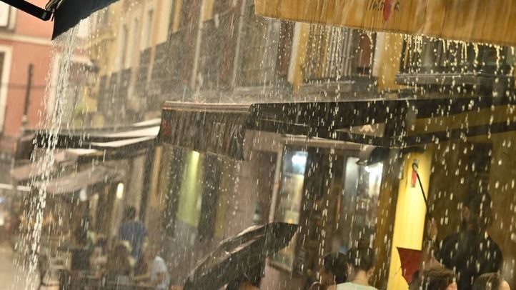 Imagen de archivo de una tormenta descargando agua en el centro de Madrid