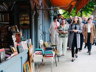 La Reina Letizia se suma al centenario de la Cuesta de Moyano
