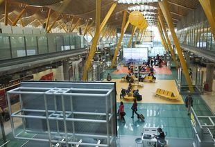Aena enviará un requerimiento formal a Cibeles para que resuelva el problema de las personas sin hogar en Barajas