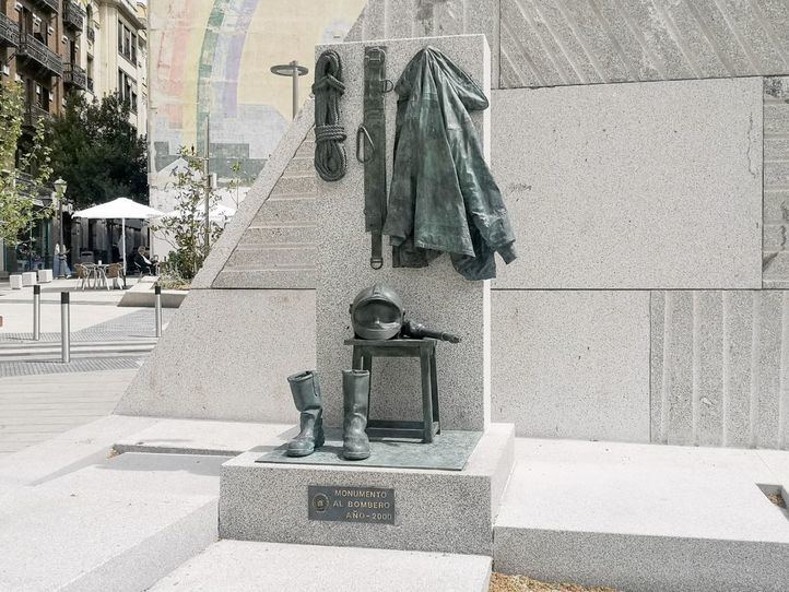 Monumento al Bombero en la plaza del Carmen