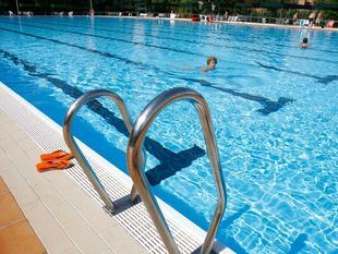 Las piscinas de verano inician la temporada con algunas cerradas