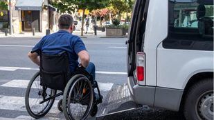 "Inacción de la Comunidad de Madrid" ante la falta de taxis y VTCs adaptados para personas con discapacidad