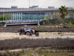 Carlos Sainz estrena el trazado del futuro circuito Madring con Ayuso de copiloto