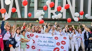 Globos y campanas de alta para celebrar el Día del Niño Hospitalizado en el Marañón