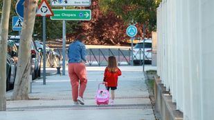 Una escolar con su mochila en la vuelta al cole del curso 2024