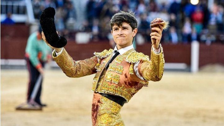 Aarón Palacios dando la vuelta al ruedo tras cortar la oreja de su segundo enemigo.