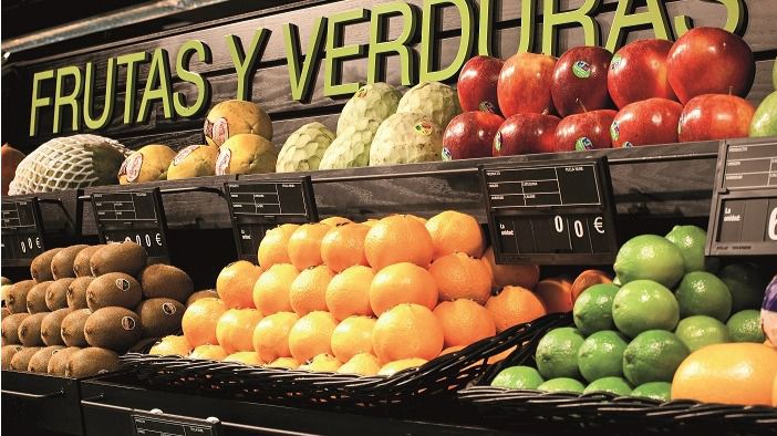 Stand de frutas y verduras en un supermercado