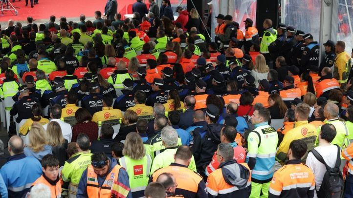 Miembros de los diferentes cuerpos de seguridad y emergencias en el acto del Dos de Mayo en la Puerta del Sol
