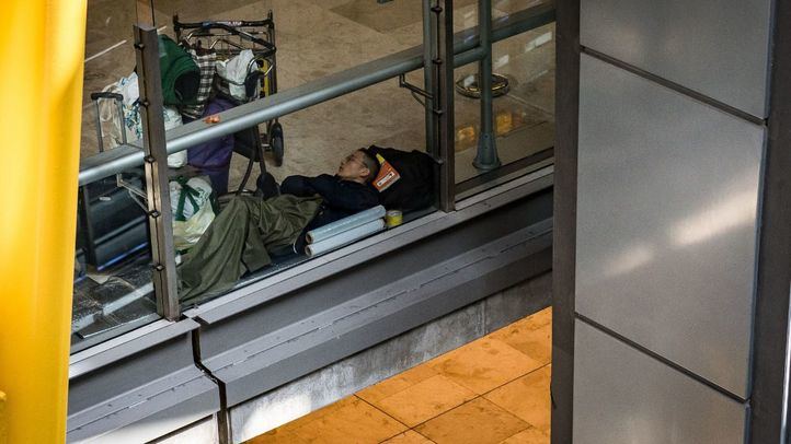Un hombre duerme en la T4 del Aeropuerto Adolfo Suárez-Madrid Barajas