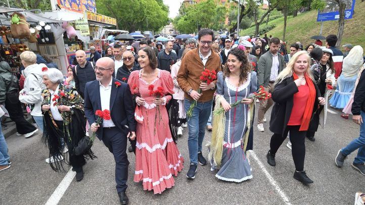 El delegado del Gobierno en Madrid, Francisco Martín; la portavoz del PSOE en el Ayuntamiento de Madrid, Reyes Maroto, y el secretario general del PSOE de Madrid, Óscar López, en la pradera de San Isidro