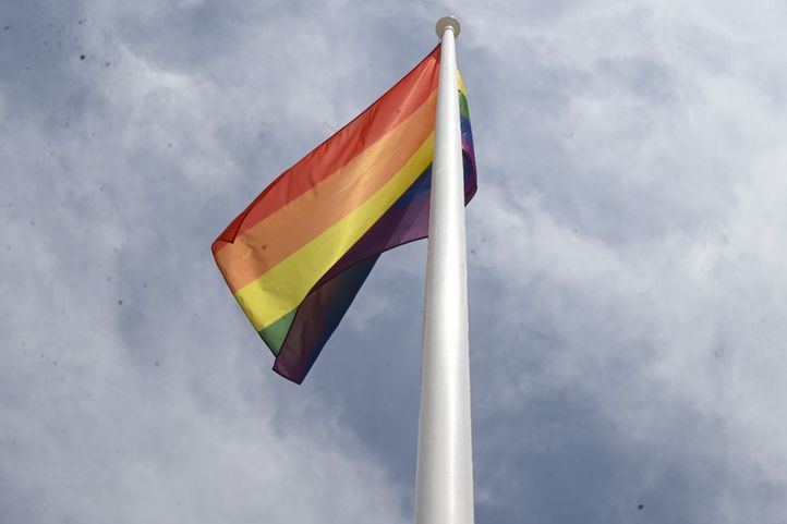 Bandera LGTBI en la Plaza de Pedro Zerolo