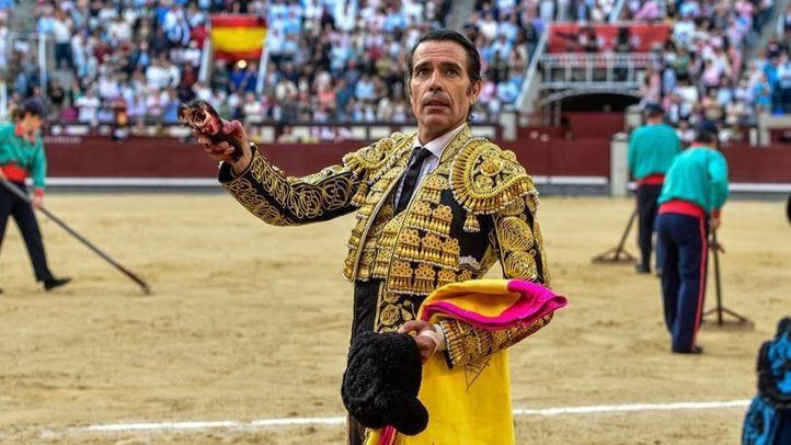Uceda Leal pasea la oreja que cortó a su segundo enemigo.