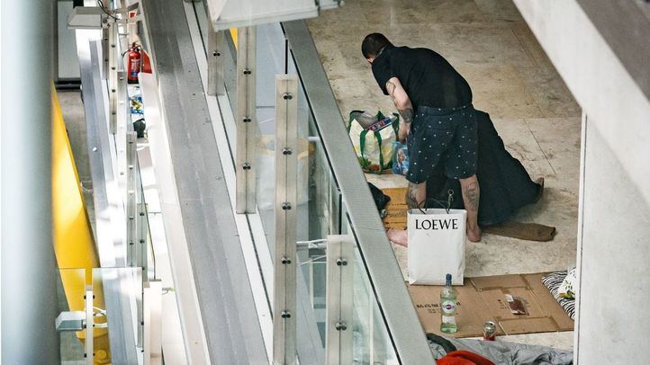 Una persona se prepara para pernoctar en la T4 del Aeropuerto Adolfo Suárez-Madrid Barajas, a 12 de mayo de 2025