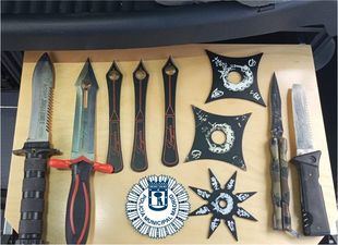 Detenido en un control rutinario en Fuencarral un hombre que guardaba armas ninja en el maletero de su coche