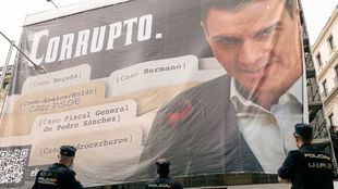 El PSOE denuncia a Hazte Oír por llamar "corrupto" a Sánchez en una lona desplegada junto al Congreso