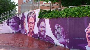 Restaurado en una horas el mural feminista vandalizado en Getafe