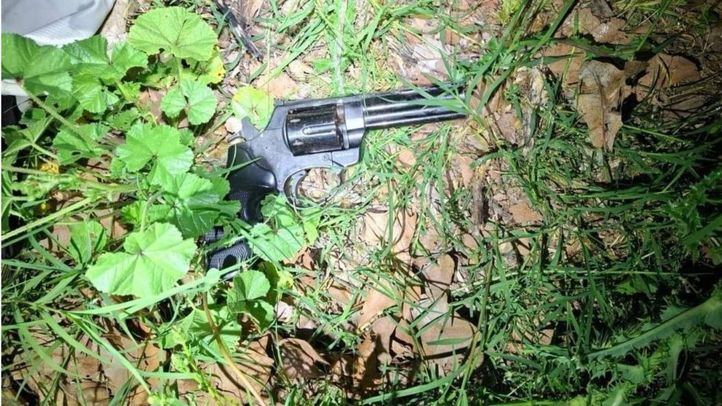 Imagen de un arma de fuego localizada por agentes de Policía Nacional en el madrileño distrito de Puente de Vallecas tras una persecución a dos acusados de cometer un robo con violencia en una gasolinera de Hortaleza
