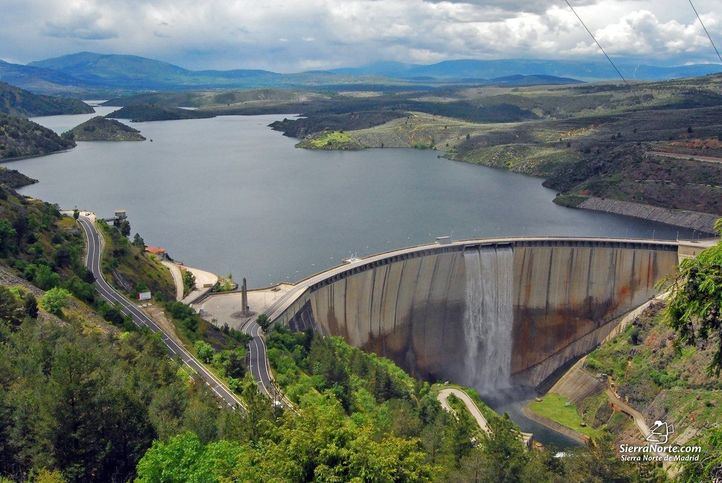 El embalse del Atazar al máximo de capacidad desembalsando por el aliviadero superior