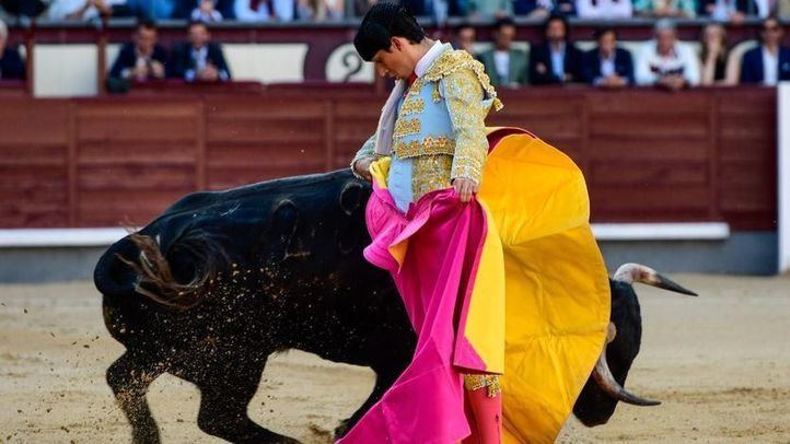 Una de las chicuelinas de El Mene a su primer novillo.