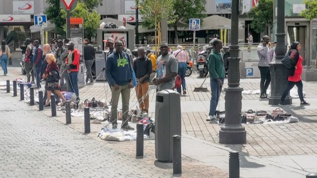 Vendedores del 'top manta' en la plaza de Jacinto Benavente