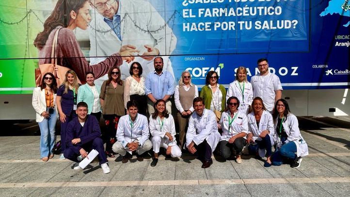 Representantes del COFM y Sandoz junto a responsables políticos municipales y farmacéuticos voluntarios frente a la unidad móvil en Aranjuez