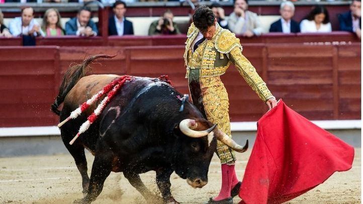 Daniel Luque, toreando con el pico de la muleta al último de la tarde.
