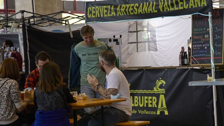 Varias personas comen y prueban diferentes tipos de cerveza, en la sexta edición del Festival de Cerveza Artesana Beermad 2021