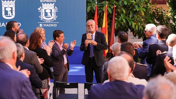 Almeida participa en el homenaje a Rafael Ferrándiz, jefe del Cuerpo de Bomberos recientemente jubilado, tras 41 años de servicio