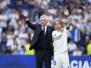 El Bernabéu llora la marcha de Modric y Ancelotti