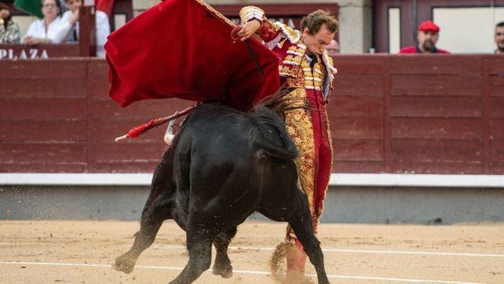 Ajustada bernadina de Román a 'Comisario', el segundo de su lote, al que corto una oreja.