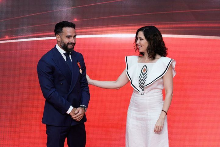 Dani Carvajal recibe la Medalla de Oro de la Comunidad de Madrid