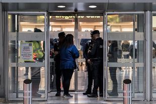 Los controles nocturnos en Barajas llevan a muchos sintecho a dormir en el exterior del aeropuerto