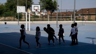 Niños en un patio de colegio