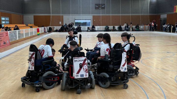 El equipo de hockey en silla de ruedas eléctrico