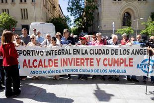 Vecinos de Ciudad de los Ángeles frente al Ayuntamiento de Madrid
