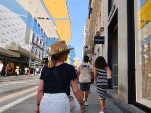 Madrid se prepara contra el calor con piscinas, toldos en Sol y refugios culturales