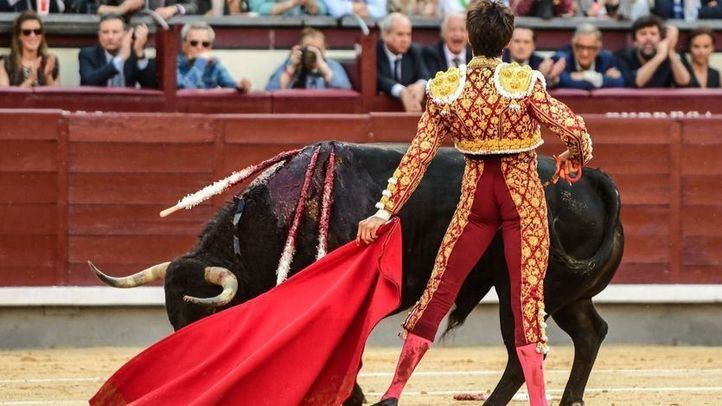 Roca Rey muletea a su primer enemigo de este jueves en Las Ventas