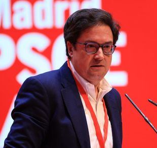 López se hace eco del bulo de la "bomba lapa" y pide a Ayuso el cese del exagente de la UCO