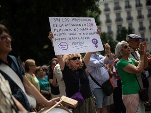 Asociaciones de víctimas homenajean a los fallecidos en las residencias madrileñas durante la pandemia