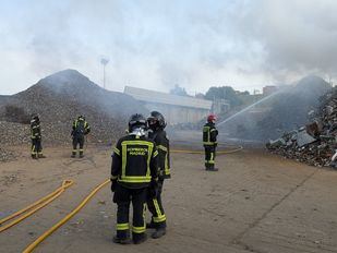 Bomberos extinguen un incendio en una planta de reciclaje de siderurgia de Vallecas