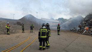 Varios miembros del cuerpo de bomberos trabajan en la extinción del incendio.