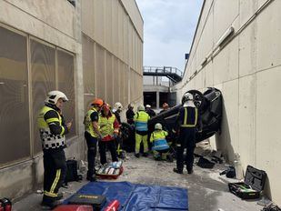 El coche se precipitó por la rampa de acceso al párking exterior