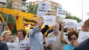 Vecinos de Salamanca piden explicaciones a Almeida por un hostel que temen que se convierta en un centro de inmigrantes
