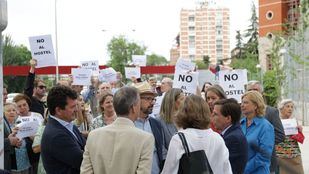 Protesta vecinal por la apertura de un hostal en el antiguo centro de salud de la Avenida de Baviera.