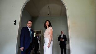 Ayuso visita Velintonia, futura Casa de la Poesía