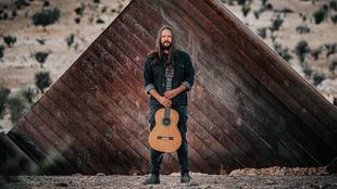 Nano Stern rinde homenaje a grandes autores de su país