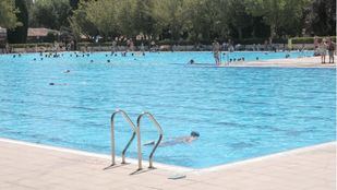 Vuelve el Día del Bañador Opcional a la piscina de Aluche