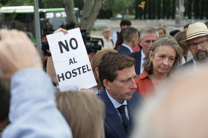 Los vecinos contrarios a que se instale un centro de acogida de refugiados protestan en un acto del alcalde