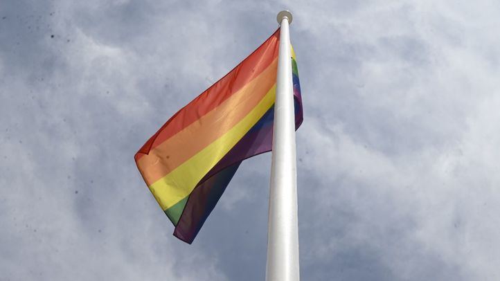 Bandera LGTBI en la Plaza de Pedro Zerolo