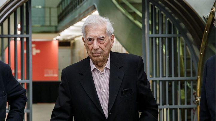 El escritor Mario Vargas Llosa